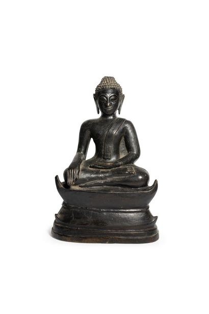 null LAOS, XVIIIe siècle	
Statuette de bouddha Maravijaya en bronze à patine brune,...
