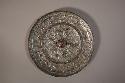 null CHINE, Dynastie TANG (618-907)	
Miroir en bronze et traces de laque or à décor...