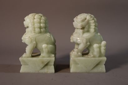 null CHINE, XXe siècle

Couple de lions en jade (néphrite) céladon assis sur un socle...