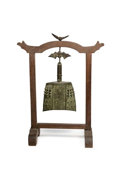 null VIETNAM, around 1900
Bronze bell with green patina 
in the archaic style with...