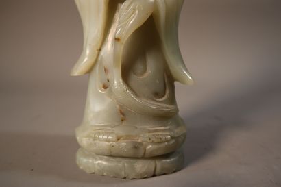 null CHINE, vers 1900	
Statuette de Guanyin debout en jade (néphrite) grise
tenant...