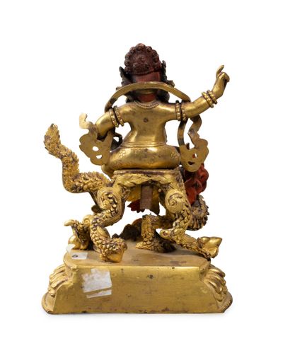 null TIBET, vers 1900	
Statuette de Jambhala blanc en bronze doré
assis sur un dragon...