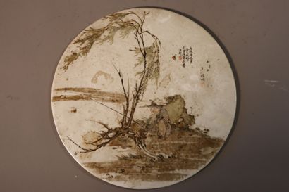 null CHINE, XXe siècle
	
Plaque de forme ronde en porcelaine 
à décor en grisaille...