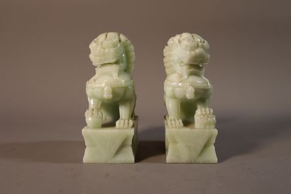 null CHINE, XXe siècle

Couple de lions en jade (néphrite) céladon assis sur un socle...
