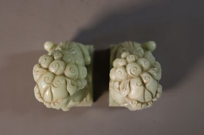 null CHINE, XXe siècle

Couple de lions en jade (néphrite) céladon assis sur un socle...