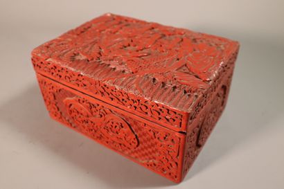 null CHINE, XIXe siècle	
Boîte de forme rectangulaire en laque rouge sculpté de lettrés...
