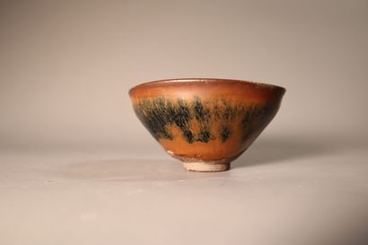 null CHINE, Fours de Jian, Dynastie SONG (960 - 1279)	
Bol en grès émaillé brun et...