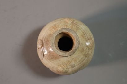 null VIETNAM, Tanhoa, XIIe/XIIIe siècle	
Pot en grès émaillé beige côtelé
l'épaule...