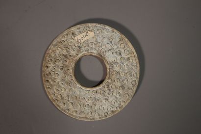 null CHINE, PROBABLEMENT Dynastie MING (1368 - 1644)	
"Bi" en jade (néphrite) beige...