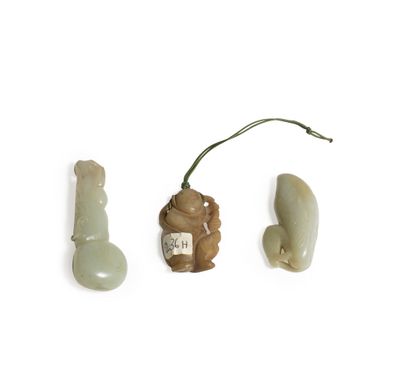 null CHINE, Vers 1900	
Trois pendentifs en jade (néphrite) :
- Brune, enfant debout...