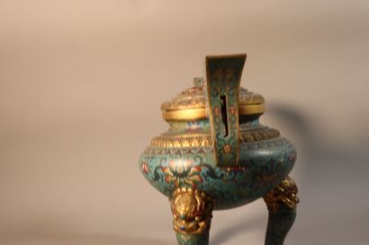 null CHINE, XIXe siècle	
Brûle-parfum tripode à deux anses en bronze doré et émaux...