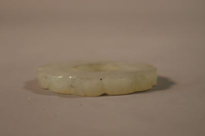 null CHINE, Dynastie QING (1644 - 1911)	
Pendentif en forme de galet en jade (néphrite)...