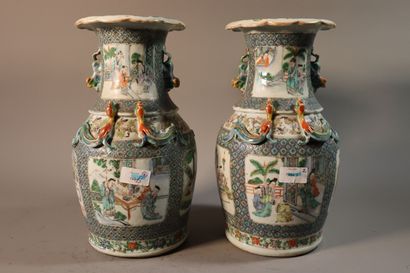 null CHINE, Canton, XIXe siècle	
Paire de vases balustres en porcelaine 
décorée...