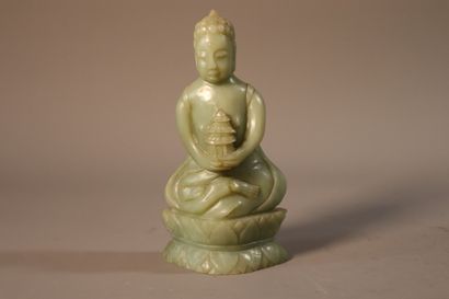 null CHINE, vers 1900	
Statuette d'Amitayus en jade (néphrite) céladon, assis en...