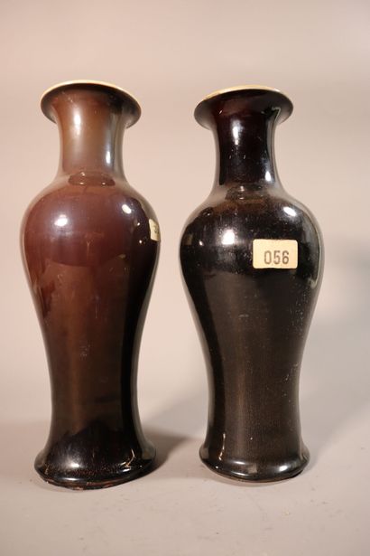 null CHINE, XIXe siècle	
Deux vases pouvant former paire de forme balustre à col...