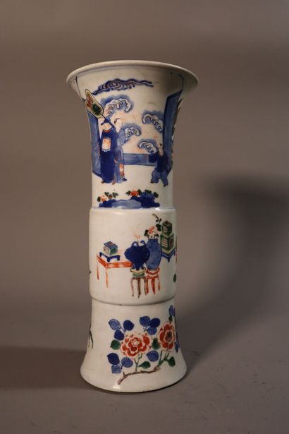 null CHINE, XIXe siècle	
Vase de forme "gu" en porcelaine 
décorée en bleu sous couverte,...