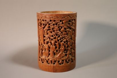 null CHINE, vers 1900	
Trois pots à pinceaux et un pot couvert en bambou 
sculpté...