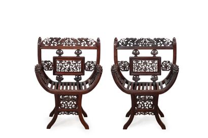 null CHINE, Vers 1900	
Paire de fauteuils en bois sculpté 
de vignes, gourdes dans...