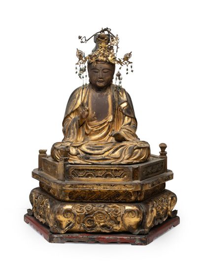null JAPON, Epoque EDO (1603 - 1868)	
Statuette de Kannon en bois laqué or 
assise...