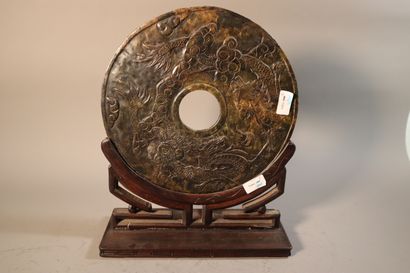 null CHINE, Dynastie QING (1644 - 1911)	
Important disque "bi" en jade (néphrite)...