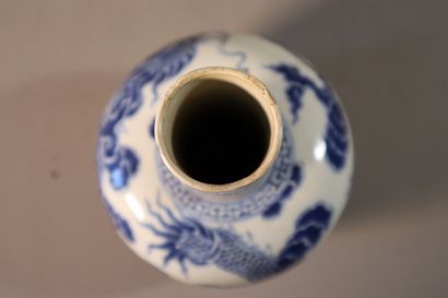 null CHINE POUR LE VIETNAM, XIXe siècle	
Vase de forme bouteille en porcelaine 
décorée...