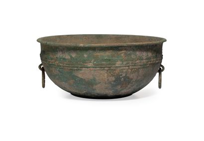 null CHINE, Dynastie HAN (206 av. JC - 220 ap. JC)	
Vasque en bronze à patine verte,...