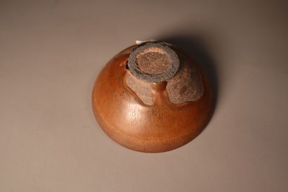 null CHINA, Jian kilns, SONG Dynasty (960 - 1279)
Small bowl in brown glazed stoneware...