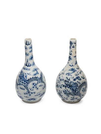 null CHINE POUR LE VIETNAM, XIXe siècle	
Paire de bouteilles en porcelaine 
décorée...