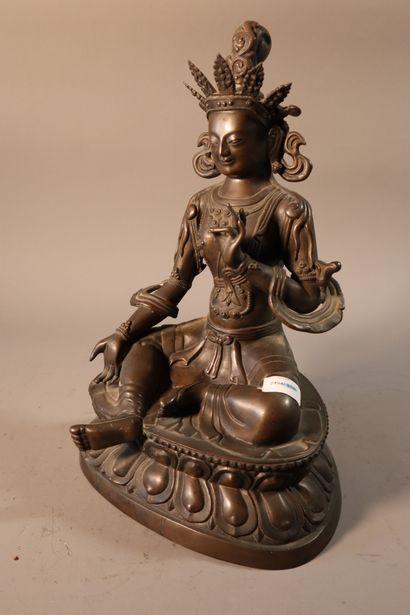 null TIBET, vers 1900	
Statuette de Tara verte en bronze à patine brune, 
assise...