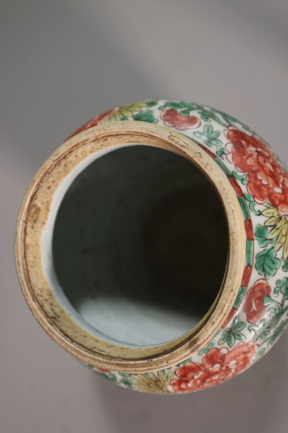 null CHINE, Epoque KANGXI, (1662 - 1722)	
Pot en porcelaine décorée en émaux verts,...