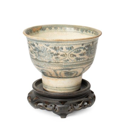 VIETNAM, XVe siècle	
Bol sur pied en porcelaine...