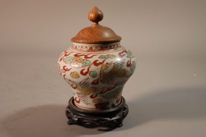 null CHINE, XVIIe siècle	
Pot couvert en porcelaine émaillée vert, jaune et rouge...