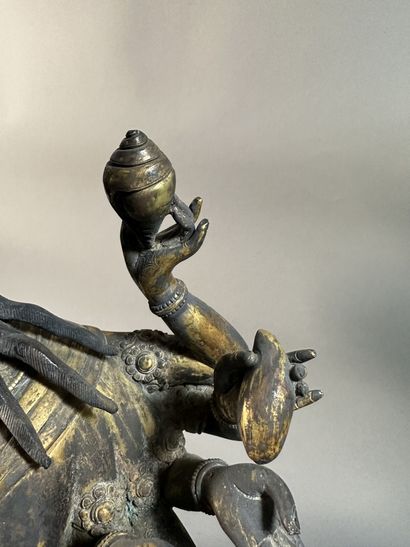 null TIBET, vers 1900	
Grande statue de Manjusri à seize bras en bronze partiellement...