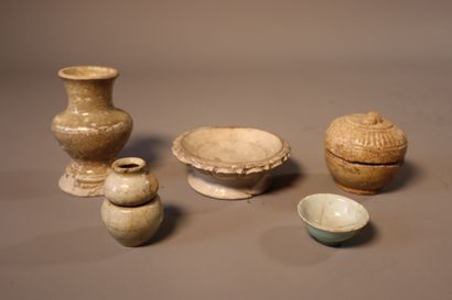null VIETNAM, XIIe/XIVe siècle	
Coupe, petit vase, petit bol et deux vases balustres...