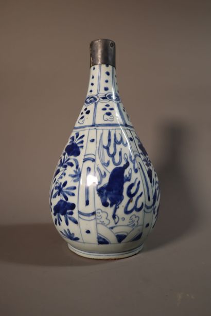 null CHINE, Kraak, Epoque WANLI (1572 - 1620)	
Bouteille en porcelaine 
décorée en...