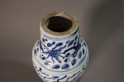 null CHINE, Epoque WANLI (1572 - 1620)	
Vase de forme balustre à col étroit en porcelaine...