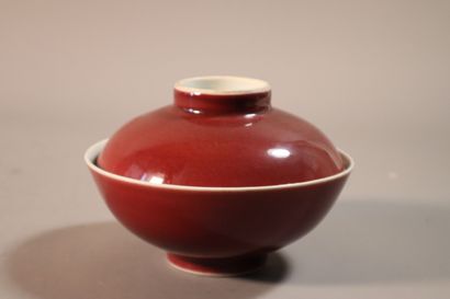 null CHINE, XIXe siècle	
Bol couvert en porcelaine émaillée rouge de cuivre. 
Diam....