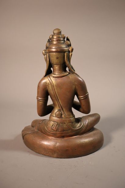 null TIBET, vers 1900	
Statuette de boddhisattva en laiton à traces de dorure 
assise...