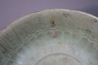 null CHINE, Fours de Longquan, Dynastie SONG (960 - 1279)	
Coupe en grès émaillé...