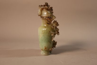 null CHINE, XIXème siècle
Vase couvert en néphrite céladon et brun, 
à décor ajouré...