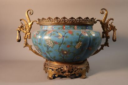 null CHINE, XIXe siècle	
Garniture comprenant une paire de vases balustres et une...