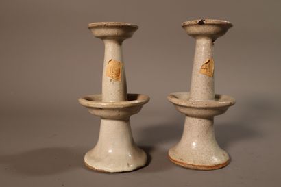 null CHINE, Dynastie MING (1368 - 1644)	
Paire de bougeoirs en porcelaine 
à couverte...