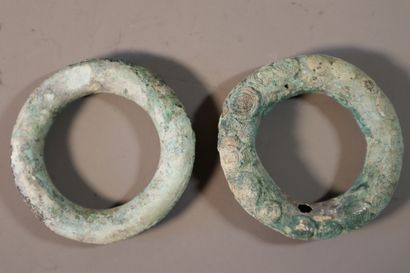 null VIETNAM, CULTURE DONG SON (1000 av. JC - 100 apr. JC)	
Deux bracelets en bronze...