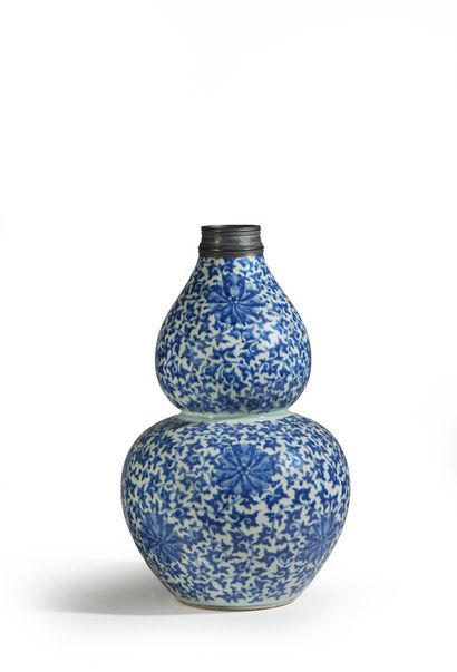 null CHINA, 19th century
Vase of double gourd form in porcelain 
decorated in blue...