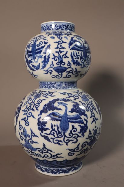 null CHINE, XXe siècle
	
Vase de forme double gourde en porcelaine 
décorée en bleu...