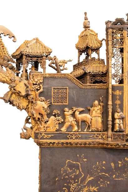null CHINE, XIXe siècle	
Importante devanture en bois sculpté deux faces

représentant...