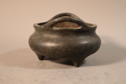 null CHINE, XIXe siècle	
Brûle-parfum tripode en bronze à patine brune à deux anses.
Au...