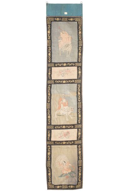 null CHINE, XIXe siècle	
Deux panneaux en kesi 
à décor de Luohan chevauchant leurs...