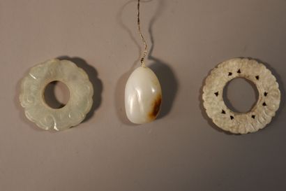 null CHINA, QING Dynasty (1644 - 1911)
A celadon and rust jade (nephrite) pebble...