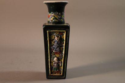 null CHINE, vers 1900	
Vase de forme carrée en porcelaine émaillée polychrome sur...